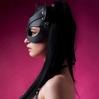 Quiet Blossom – Masque Kitty Noir – demi-masque chat noir – vue profil – fond rose