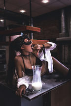 Quiet Blossom – Masque Kitty Noir – demi-masque chat noir – porté – vue de face