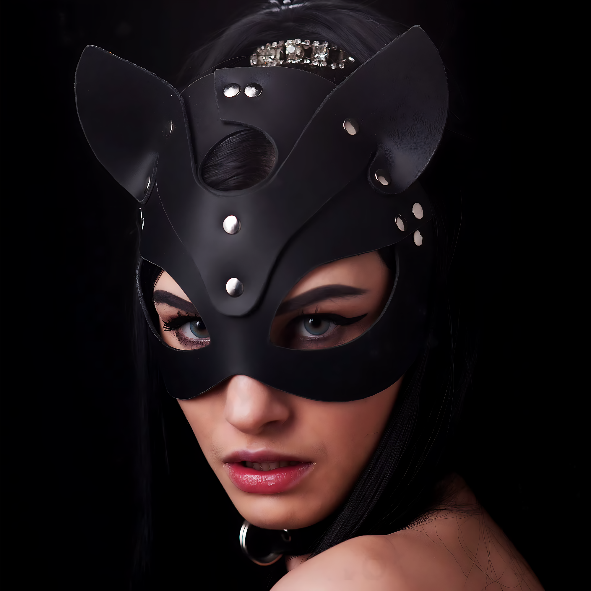 Quiet Blossom – Masque Kitty Noir – détail face – rivets et découpes